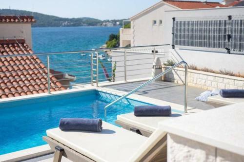 Luxury Villa By The Sea With Heated Pool