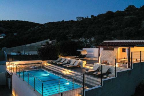 Luxury Villa By The Sea With Heated Pool
