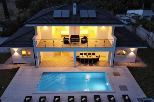 New Villa With Pool