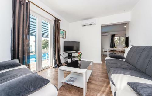 Two-bedroom Apartment In Brodarica