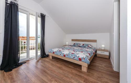Two-bedroom Apartment In Brodarica
