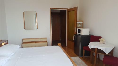 Hostal Apartments ?ara