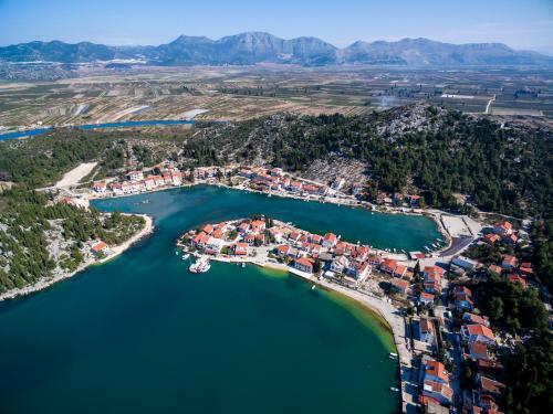 Marinus Apartments