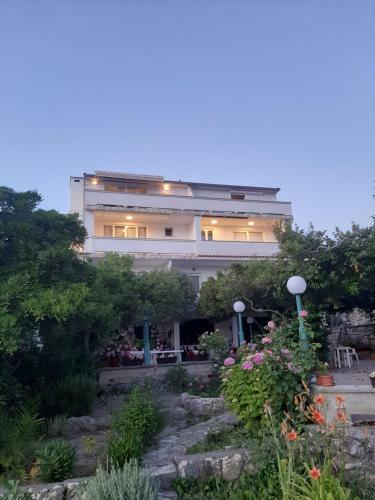 Hostal Apartmans And Rooms Petra