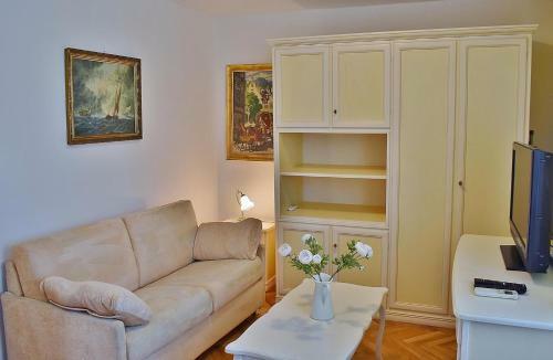 Apartment Palace