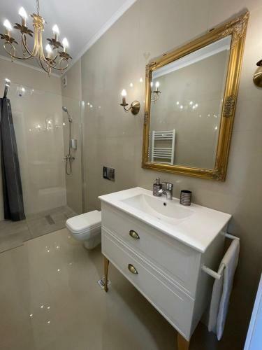 Romantic Jacuzzi Chic Apartment