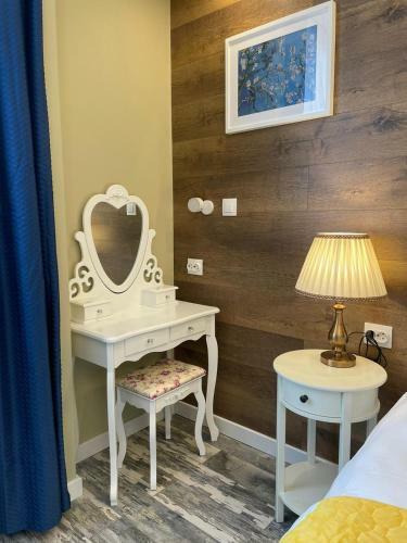 Romantic Jacuzzi Chic Apartment