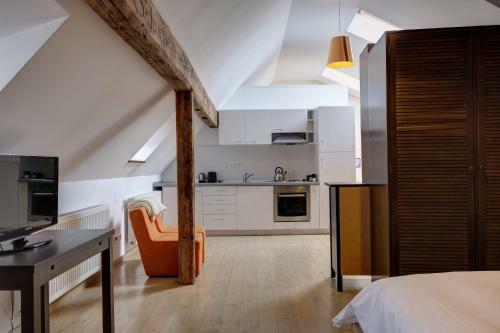 The Original Max Apartments