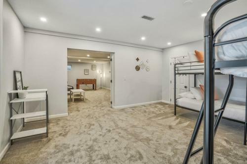 New Modern 5br House In Monument Near Usafa, Park