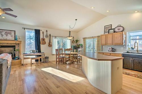 Colorful Abode With Deck Near Palmer Lake!