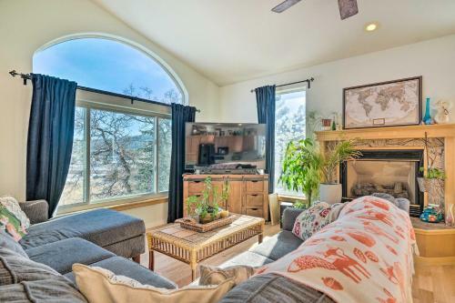 Colorful Abode With Deck Near Palmer Lake!