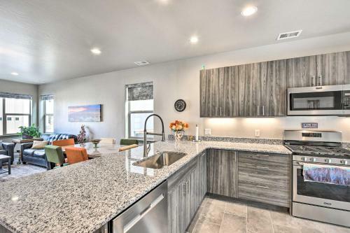 Modern Townhome Less Than 10 Mi To Skiing And Hiking!