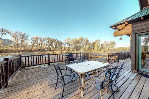 Lazy River Ranch House & Guest House