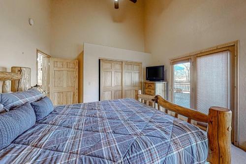 Lazy River Ranch House & Guest House