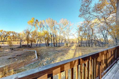 Lazy River Ranch House & Guest House