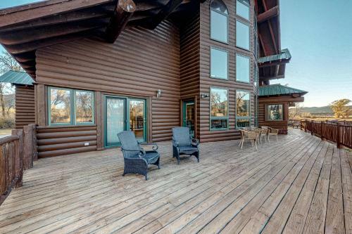 Lazy River Ranch House & Guest House