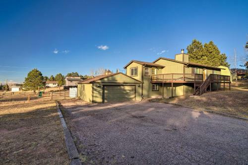 Comforting Woodland Park Home With Fire Pit!