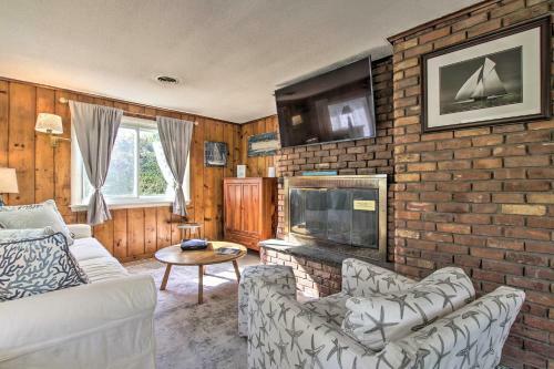Bright Coastal Cottage 600 To Private Beach!