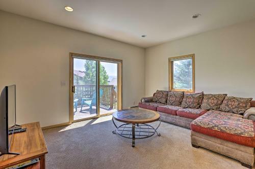 Updated Wildernest Escape With Deck And Mtn View!