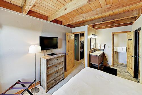 Treehouse Condo Unit H202