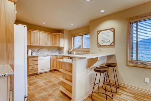 Snowy Paws At Eagles Nest Townhome
