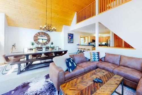 3 Eagle's Nest Court