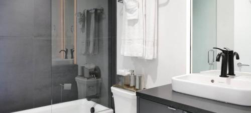 Downtown Modern Creekside By Exceptional Stays