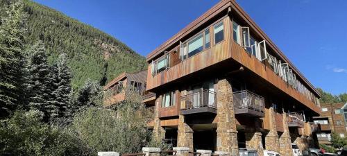 Downtown Modern Creekside By Exceptional Stays