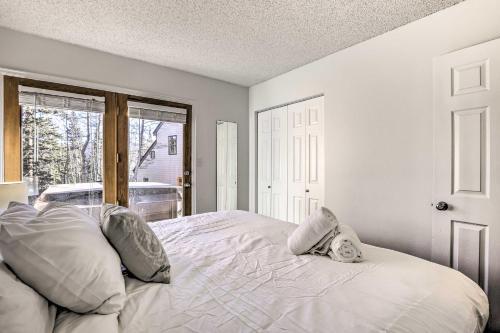Silverthorne Escape With Hot Tub And Mtn Views!