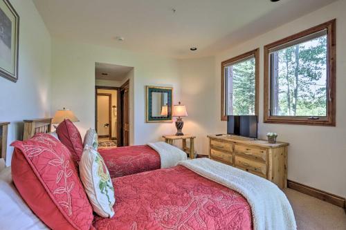 Upscale Ski-in And Ski-out Escape With Deck And Grill