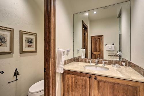 Upscale Ski-in And Ski-out Escape With Deck And Grill