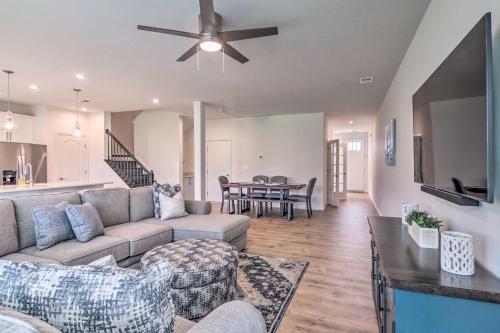 Chic Townhome With Pool Access 4 Mi To Beach!