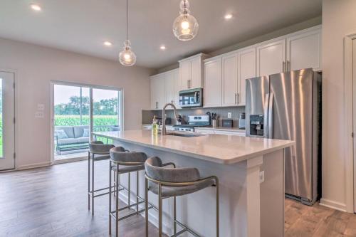 Chic Townhome With Pool Access 4 Mi To Beach!