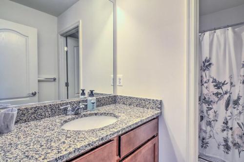 Chic Townhome With Pool Access 4 Mi To Beach!