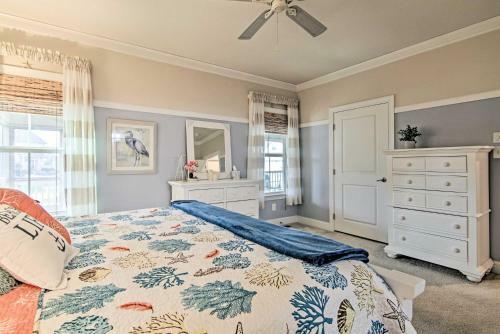 Vibrant Home In Ocean View With Screen Porch