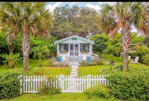 Charming 1935 Florida Cottage Overlooking Lake Tulane