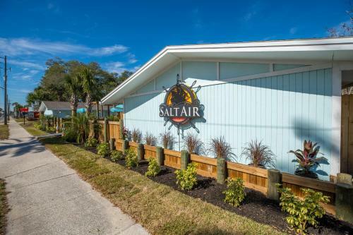 Hotel Salt Air Inn & Suites
