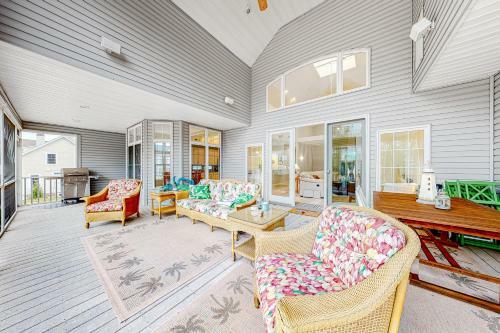 Salt Pond --- 408 Canal Way W