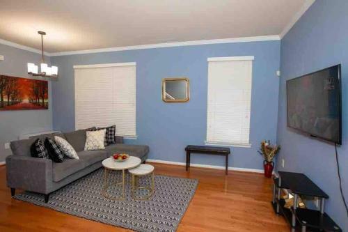 Luxe Palace: Cheerful 2br & 3.5ba Located In Dc