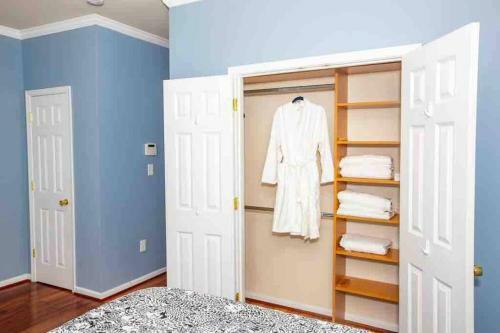 Luxe Palace: Cheerful 2br & 3.5ba Located In Dc