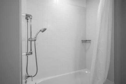 Two Bedroom Apartment Near Waterfront Apts