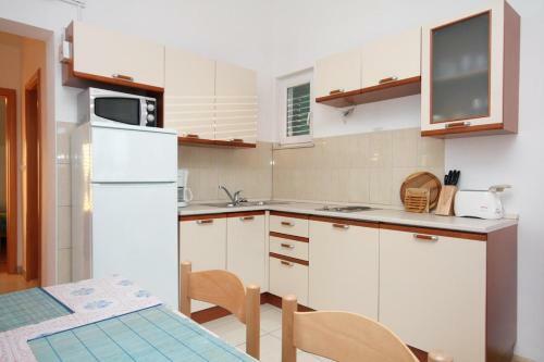 Apartments By The Sea Balica Rat, Omis - 5957