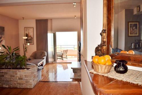 Stylish Villa With Pool And Lounge