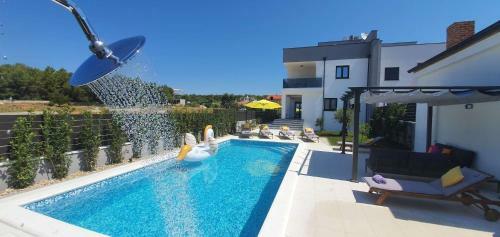Villa Ivona Swimming Pool And Jacuzzi