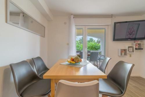 Apartments Sandra-150 M From Beach