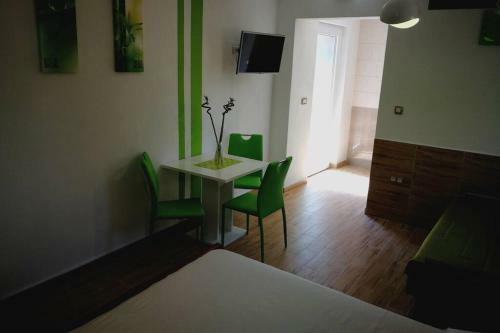 Studio Apartment Green