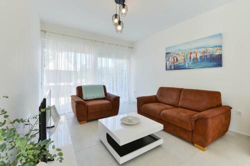 New! Beachfront Villa Klaudija, Suko?an