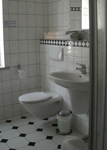 Hostal Pension Reuss - Hotel Garni