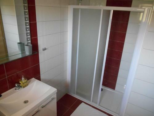 Modern Apartment , 10 M From The Beach , Sea View