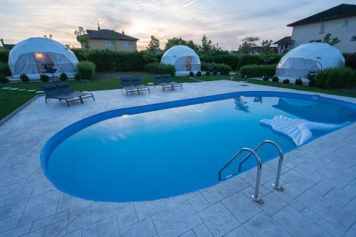 Seagloo Glamping - Adults Only